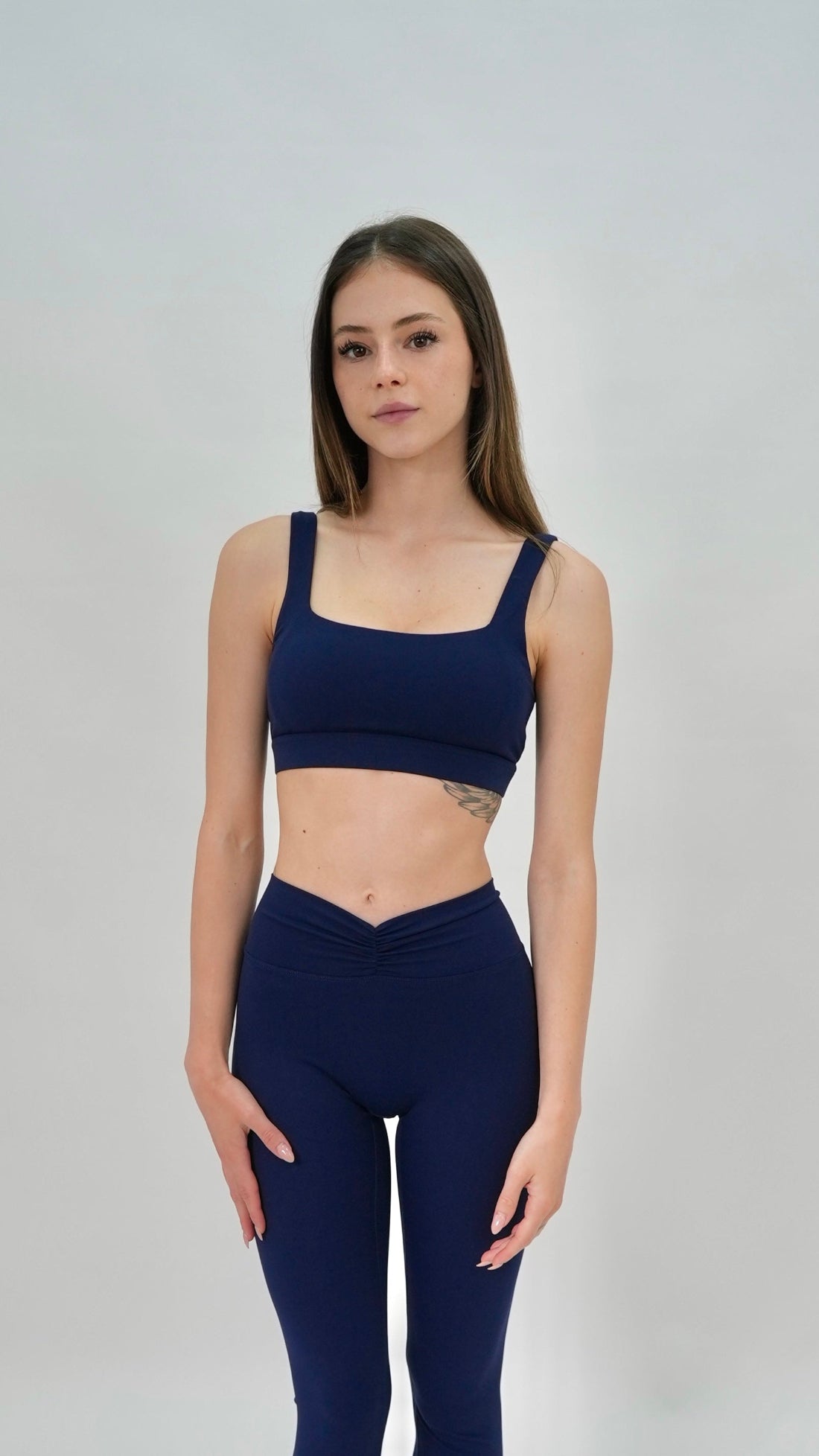 Sujetador deportivo escote recto azul marino