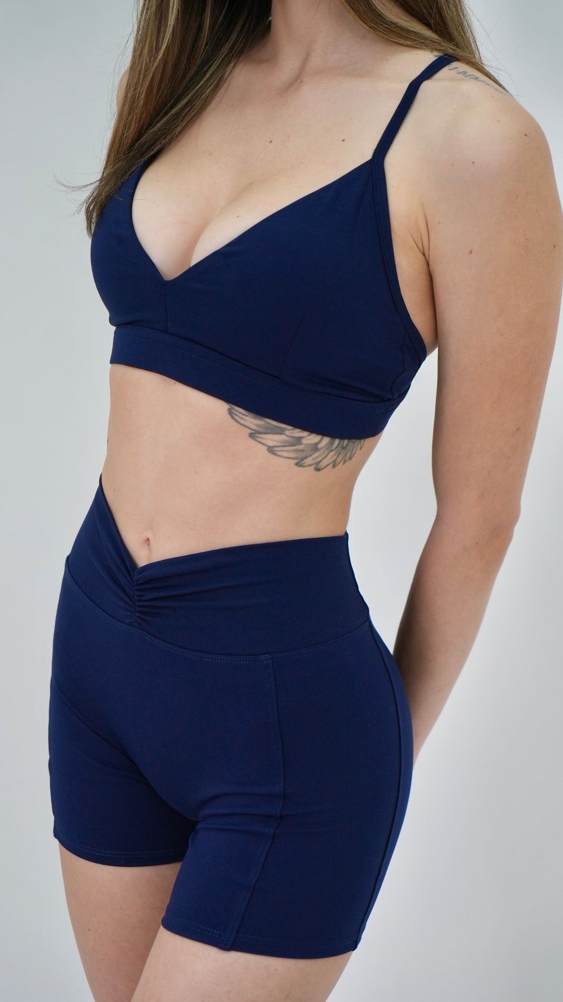 Sujetador deportivo escote V azul marino